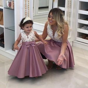 Vestido de niña de flores con apliques de encaje de perlas, vestidos de moda para madre e hija, vestidos de boda para bebé con cuello en V a juego