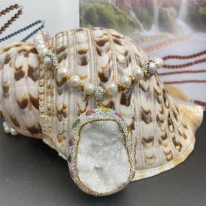 Pendentif Colliers 2023 Dents de cristal blanc Tourmaline décorée Petit collier de perles Noble Tempérament Chandail Chaîne Bijoux