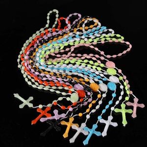 Collares colgantes llegado plástico con cuentas luminosa rosario collar cruz religiosa con cadena de cuerda para hombres mujeres joyería baratija regalo