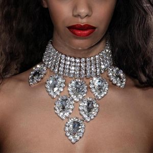 Colliers pendants de luxe à plusieurs rangées Collier pour femmes brillante exagérée grande en cristal colorée de bijoux de chute d'eau