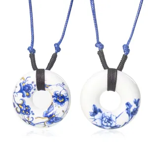 Pendentif Colliers Céramique élégante Collier rond Fleur Papillon Bleu et Blanc Porcelaine Corde réglable Chaîne à la main Femme Jewerly