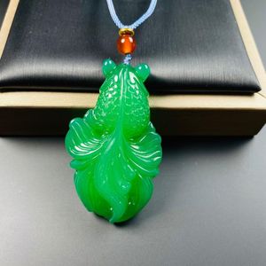 Colliers pendentif exquis agate verte petit poisson rouge plein d'or et de jadependentif