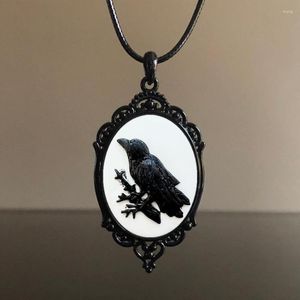 Collares colgantes Moda Gótico Cuervo Collar de encanto blanco y negro para mujeres Accesorios de bruja en relieve Gargantillas vintage Joyería