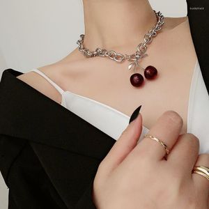 Collares con colgantes, collar de cadena de clavícula de cereza negra y roja de resina a la moda para mujer, pulsera de fruta Cham, pendientes de tuerca, joyería W334