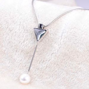 Collares colgantes Cadena de suéter de moda Triángulo de cristal delgado con collar de perlas de moda Stely For Women Party Gifts al por mayor 0206