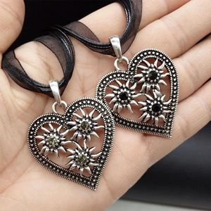 Colliers de pendentif Fashion Vintage Silver Color Heart Edelweiss pour les femmes bijoux de fête charmante Pendants en gros de chaîne de cordons de ruban en gros