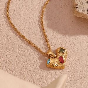 Collares colgantes Moda francesa Collar de corazón de circón geométrico para mujer Chica Chapado en acero inoxidable Joyería de oro de 18 quilates al por mayor