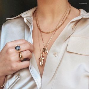 Collares colgantes Aleación chapada en oro 26 Letras mayúsculas Collar Longitud media para hombres y mujeres Cadena gruesa Joyería de moda