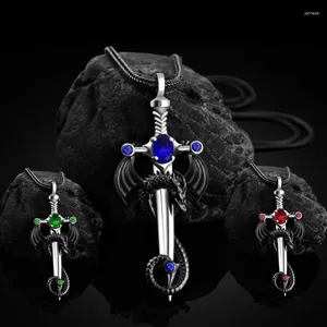 Pendentif Colliers Gothic Samurai Dragon Ruby / Saphir / Green Gem Sword Collier Punk Hommes de haute qualité en alliage de zinc Cadeau de vélo