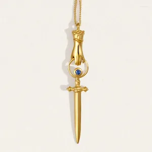 Pendentif Colliers Ins Vintage Gold Hand Held Swords Collier pour femmes Cuivre Plaqué Dagger Justice Guardian Bijoux de mode