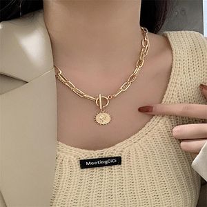 Collane con ciondolo Kpop Stile punk Moneta intagliata Catena spessa OT Collana con fibbia Collare in metallo vintage Girocollo Moda Donna Ragazze Gioielli 2021