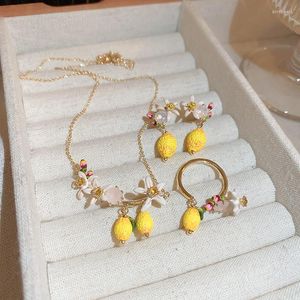 Collares pendientes Minar dulce Color amarillo limón para mujeres niñas blanco espray diamantes de imitación flor gargantilla declaración joyería diaria