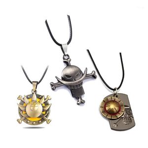 Colliers pendants un collier de pièce blanche barbe Luffy Zoro Ace Sanji Anime Amime Men Femmes Bijoux Chaucher Accessoires1290B