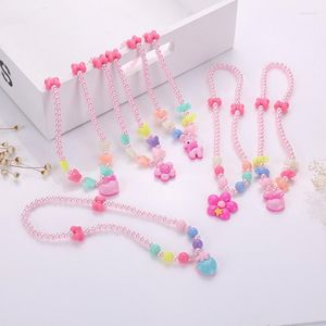 Collares colgantes aleatorios lindos dibujos animados blanco/rosa Color perla mezclada cuentas acrílicas collar para niños juguete joyería niña niño regalos