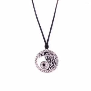 Colliers pendants Raven Amulet nordiques Viking Runes Triskelion Symbole Triskele Collier de corde de cire pour hommes