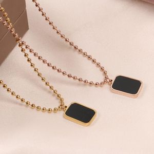 Collares pendientes Retro Inglés Negro Cuadrado de doble cara Marca Cuentas redondas Marea Titanio Acero Inoxidable Collar Personalidad Temperamento