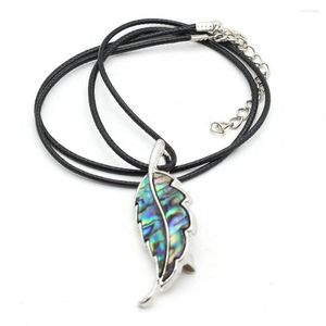 Pendentif Colliers Style Rétro Coquille Naturelle Automne Longues Feuilles Plume Alliage Collier Hommes Femmes Porter En Cuir Chaîne Bijoux En Gros 1PC