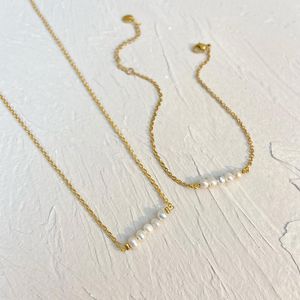 Collares pendientes Collar de abalorios de perlas naturales de acero inoxidable Cadena de metal Cuentas de plástico Collar de oro para mujer Colgante