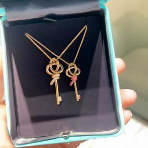 Colliers pendants Tijias Nouvelle série de clés Collier à nœuds tissé Femme Small Size Ensemble avec une chaîne d'os de verrouillage en or rose rose Q240507