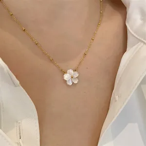 Pendentif Colliers Collier de fleurs de coquillage blanc pour femmes Chaîne en acier inoxydable Plaqué Or Couleur Esthétique Accessoires coréens Designer