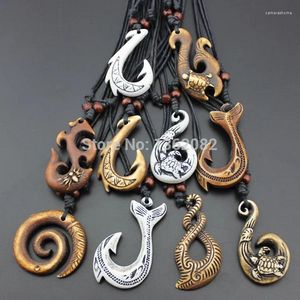 Pendentif Colliers En Gros 10pcs Style Mixte Hawaïen Sculpté À La Main Imitation Os Maori Poisson Crochet Collier Amulette Cadeau MN428