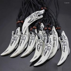 Pendentif Colliers En Gros 12 pcs Faux Yak Os Résine Sculpté Blanc Requin Dent Collier Ras Du Cou Pour Hommes Femmes Surf Cadeau MN143