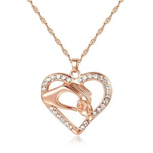 Pendentif Colliers En Gros 12 pcs Mon Bébé Main Creux Zircone Coeur Pendentifs Chaîne En Or Rose Fête Des Mères Cadeau Pour Les Femmes