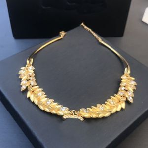 Colgantes Diamantes Chapado en oro de 18 quilates Collares pendientes de diseño de lujo Ventas directas de fábrica Collar de joyería de estilo clásico dorado de latón de la más alta calidad