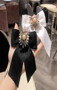 Personnaity Crystal Bow Not Tins Fashion Wedding Party Broches Fomen Femmes Tissu de haute qualité Pins pour dames6118058