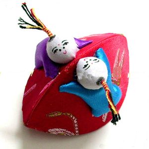 Caja de almacenamiento de anillo lindo personalizado Cajas de joyería en forma de concha pequeña Cajas de embalaje de monedas de cartón decorativas de brocado de seda china para niños