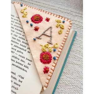 Marcador de esquina bordado a mano personalizado, página de triángulo de fieltro cosida, marcapáginas de bordado de letras de flores lindas únicas, accesorios para amantes de los libros