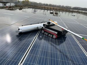 Robot de limpieza de panel solar fotovoltaico para la venta Fabricante de bajo precio Lavado de agua de vía