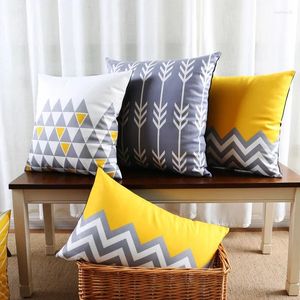 Oreiller en gros couverture en velours doux jaune gris gris ikat Triangle de flèche géométrique.