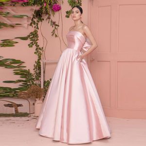 Rose A-ligne Robes De Bal Sexy Bateau Cou Satin Volants Taille Haute Sans Manches Sans Bretelles Noeud Papillon Appliques Élégant Balayage Train Soirée Robes Formelles Filles Robes