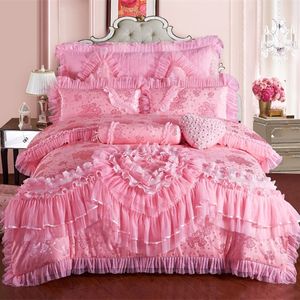 Pink Lace Princess Wedding Juego de cama de lujo King Queen Size Silk Cotton Stain Bed set Funda nórdica Colcha Funda de almohada 201113