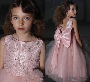 Pink Little New Pageant Robes de bijou en dentelle appliques perle tulle V dos avec une robe de filles de fleur d'arc pour les robes d'anniversaire de mariage