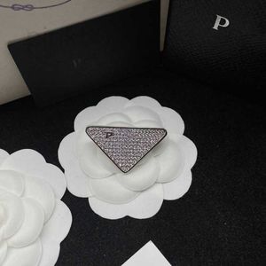 Broches, Broches Designer New Triangle Full Diamond Broche Femmes French Light Luxury Celebrity Network Red Temperament Versatile G9KW