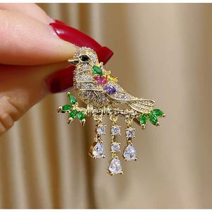 Pins Broches Mode féminine cristal arc-en-ciel bel oiseau adapté aux femmes de luxe en alliage de zircon d'or animal broche goupille de sécurité G230529