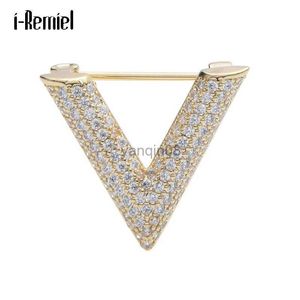 Broches Broches Zircon De Haute Qualité Petit V Broches Bijoux En Cristal Cardigan Anti-lumière Robe Décolleté Col Épingle Écharpe Boucle Femmes Accessoires HKD230807