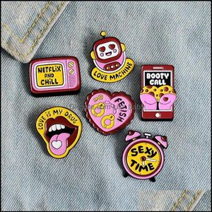 Broches broches bijoux émail jaune broche TV Robot horloge lèvres Buheart Badge personnalisé revers jean chemise sac mode cadeau livraison directe 220T