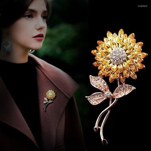 Broches de alfileres para mujer, encantadores diamantes de imitación de cristal en forma de girasol, Pin, regalo, accesorios de ropa, joyería de moda Roya22