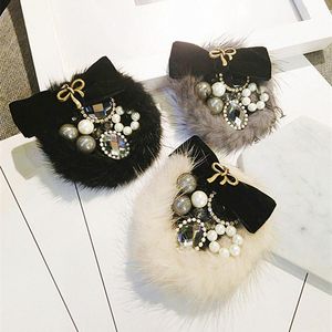 Pines, Broches Mujeres Chica Broche Pines Insignia Serie Big Metal Fur Bow Bee Pearl Rhinestone Abrigo al por mayor Coreano Hecho a mano Accesorios de moda