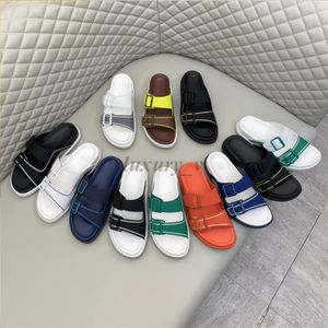 Entrenador de plataforma Mulas Zapatillas de diseñador para hombre Chanclas de playa Zapatos Zapatillas de deporte Cuero de vaca Patwork Hebilla Blanco Negro Mocasines clásicos