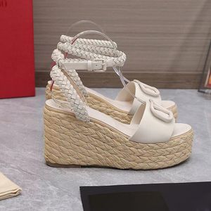 Sandales compensées à plateforme en cuir véritable, bride à la cheville, boucle décorative, tissage d'herbe Lafite, talons de 110mm, bout ouvert, chaussure habillée, sandales de stylistes de luxe pour femmes