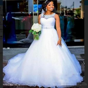 Vestidos de talla grande africanos de una línea, vestidos de organza con cuentas, cuello redondo, lentejuelas, tren de barrido, sin mangas, vestido de boda de campo hecho a medida