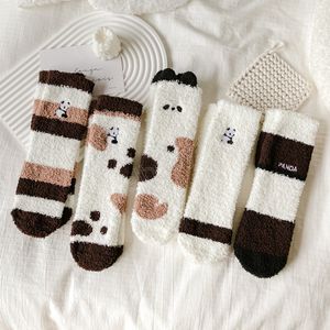 Calcetines de algodón de mujer con patrón de dibujos animados de estilo lindo de invierno de felpa súper suaves para mujer calcetines de suelo para dormir en casa