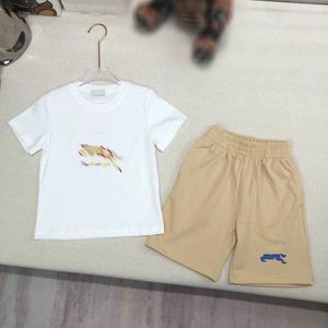 Suits de survêtement pour bébés populaires Summer des garçons à manches courtes à manches courtes T-shirt à imprimé coloré à manches courtes et shorts kaki 24mai