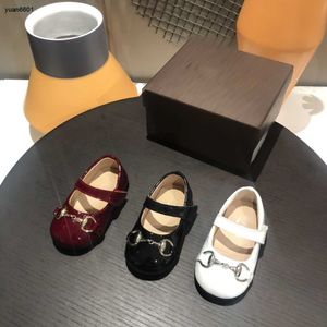 Diseñador popular recién nacido Zapatos de charol brillante para niños pequeños, zapatillas de deporte para bebés, caja de embalaje, tamaño 14-19, zapatos para caminar para bebés, 25 de noviembre