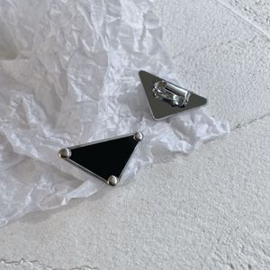 Pendientes de diseño de perno prisionero de metal populares triángulo decorar clip en pendientes 1JO720_2DSP_F0002 color plata negro blanco gota pendiente de lujo joyería ZB044 B4