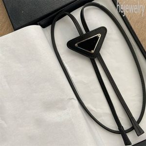 Corbata de cuero bolo portátil diseñador para hombre corbatas cordón creativo ajustable estilo europeo regalo de lujo diseñador corbata negro blanco al aire libre de moda PJ046 B23